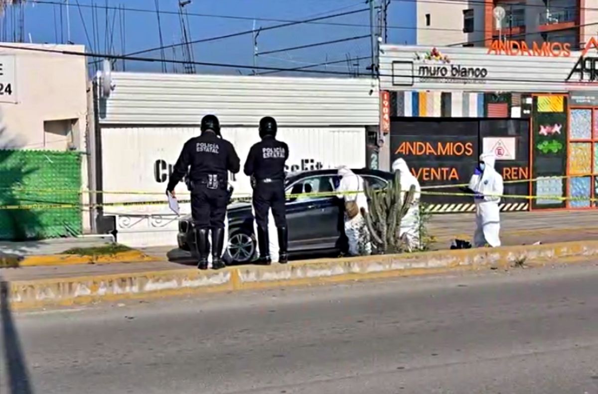 Hombre es ultimado a balazos dentro de su camioneta en bulevar de Pachuca