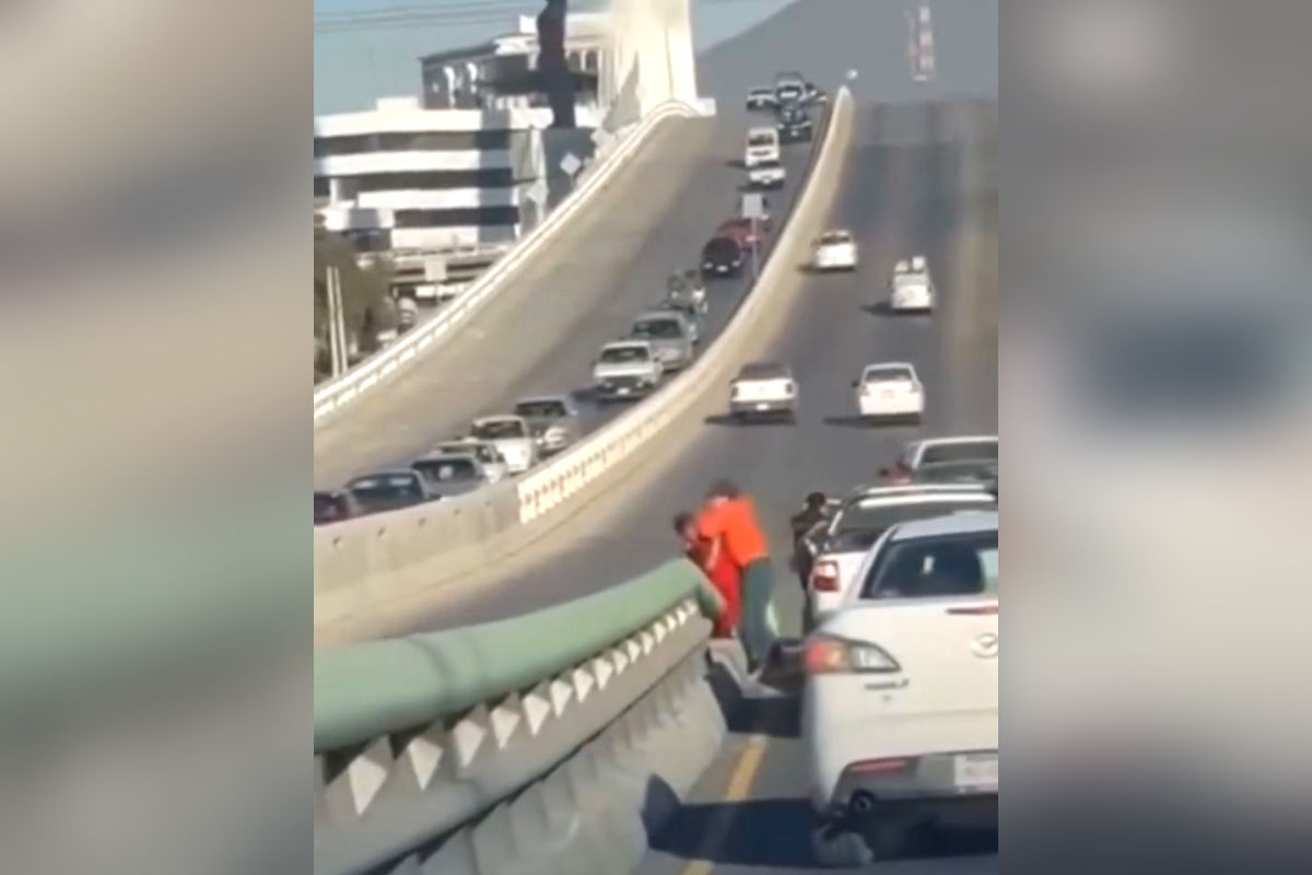 Automovilistas protagonizan riña en la Supervía Colosio, cerca del atirantado (video)