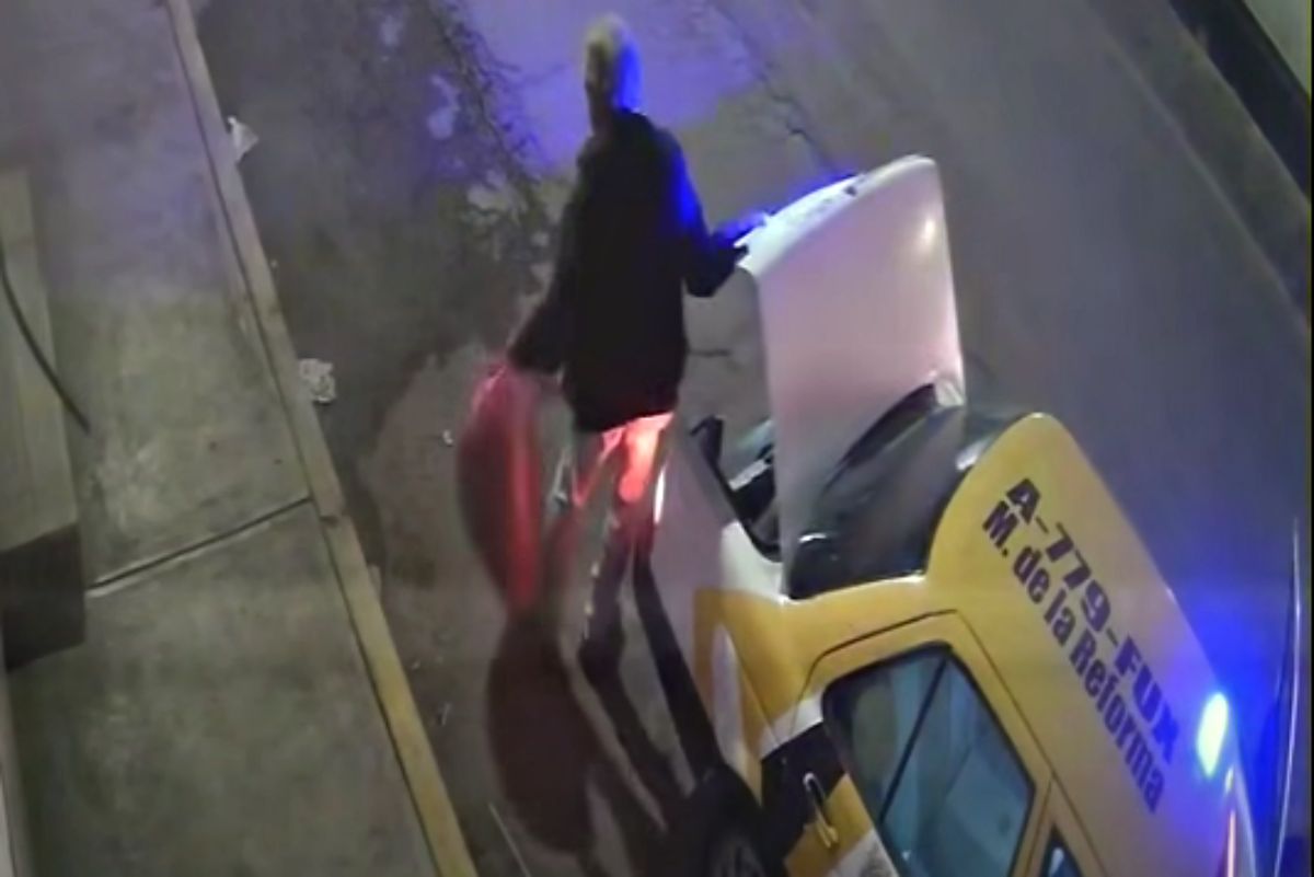 Taxista es captado dejando basura en plena vía pública de Mineral de la Reforma