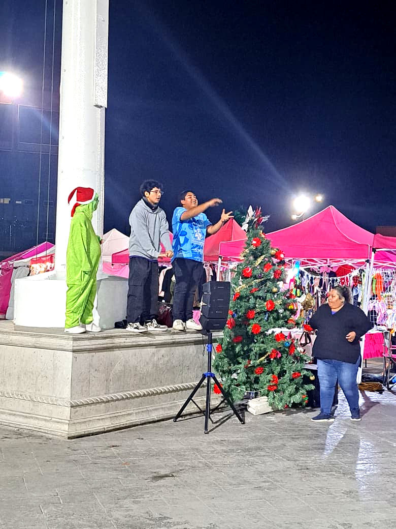 Creadores de contenido instalan y encienden árbol de Navidad en plaza Juárez de Pachuca