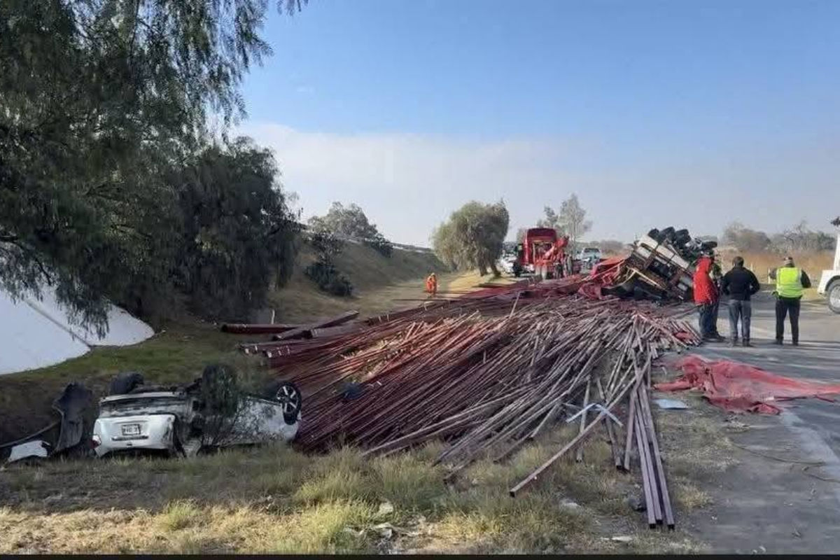 Fuerte accidente entre auto particular y tráiler en la México-Pachuca