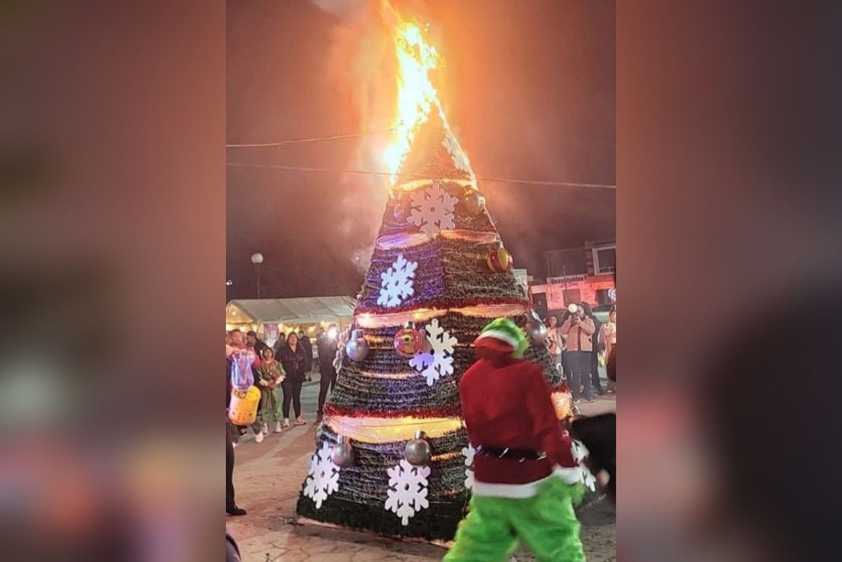 Arde árbol de Navidad durante evento de encendido en Tula de Allende (video)