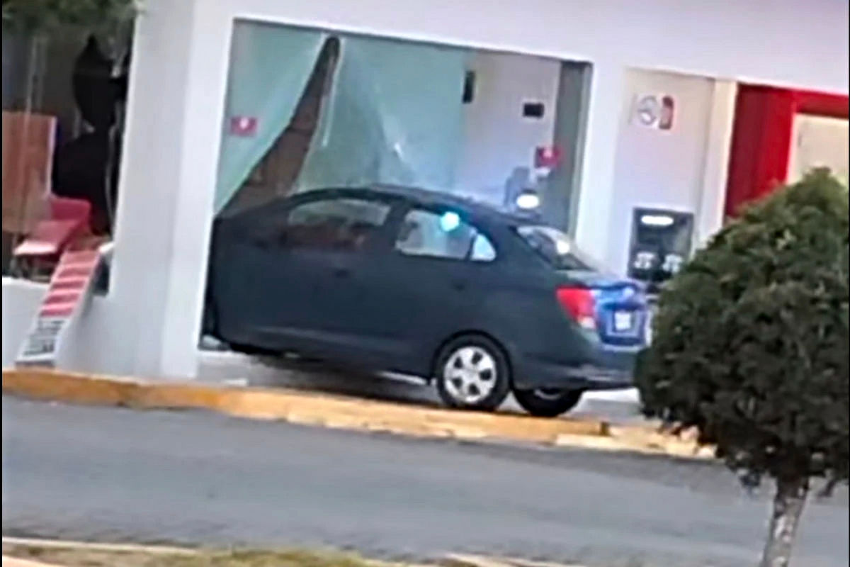 Auto acaba incrustado en sucursal bancaria de Mineral de la Reforma
