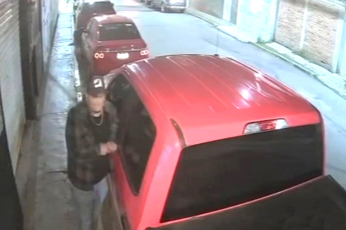Sujeto es captado dando 'cristalazo' y robando pertenencias de una camioneta en Pachuca | VIDEO