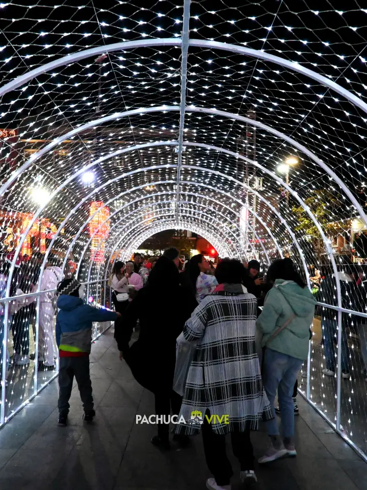 Se ilumina el centro de Pachuca con el encendido de la Villa Navideña (fotos y video)