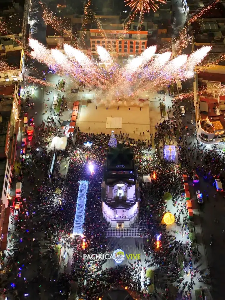 Se ilumina el centro de Pachuca con el encendido de la Villa Navideña (fotos y video)