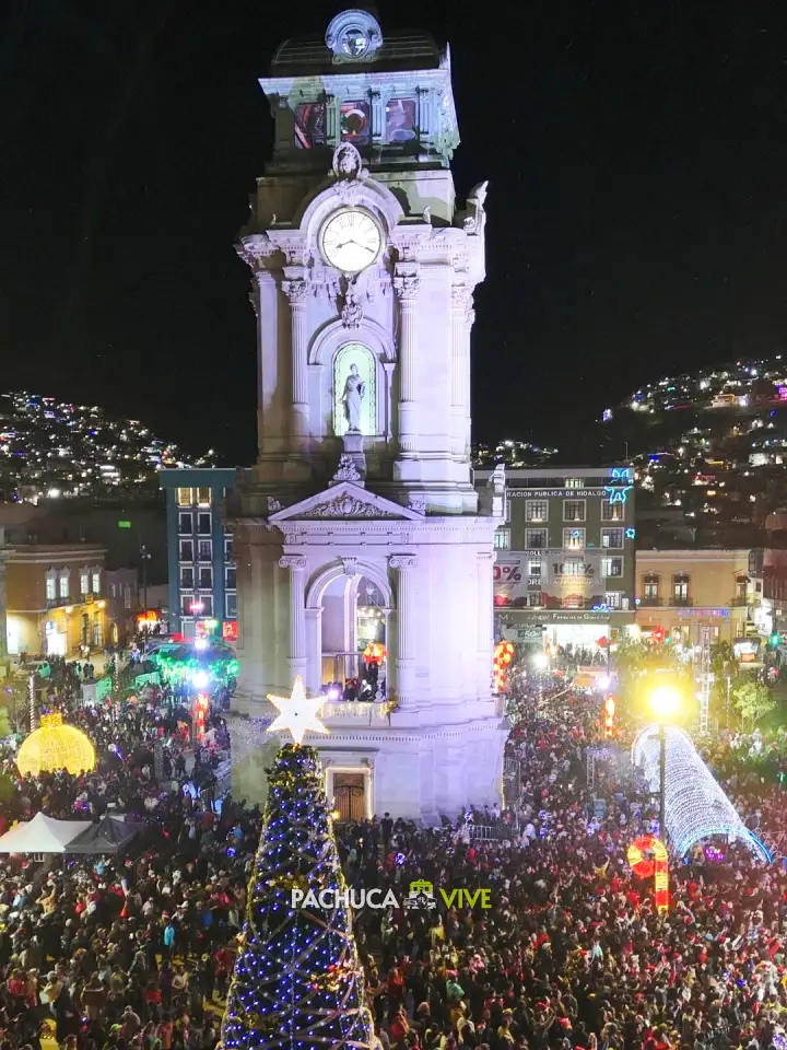 Se ilumina el centro de Pachuca con el encendido de la Villa Navideña (fotos y video)