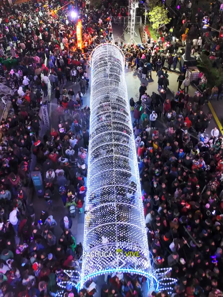 Se ilumina el centro de Pachuca con el encendido de la Villa Navideña (fotos y video)