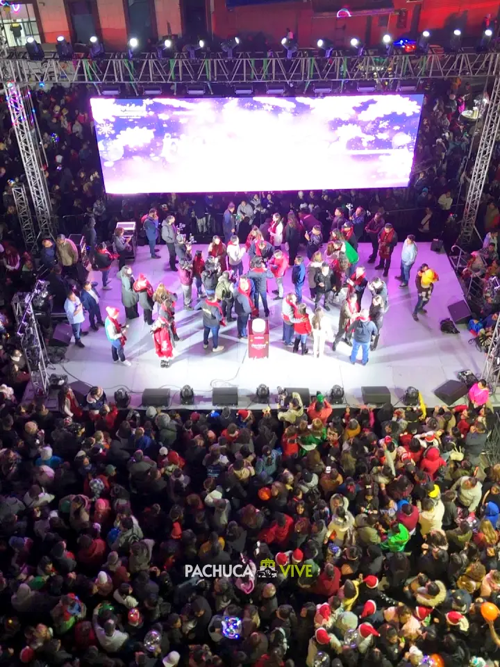 Se ilumina el centro de Pachuca con el encendido de la Villa Navideña (fotos y video)