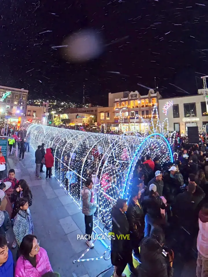 Se ilumina el centro de Pachuca con el encendido de la Villa Navideña (fotos y video)