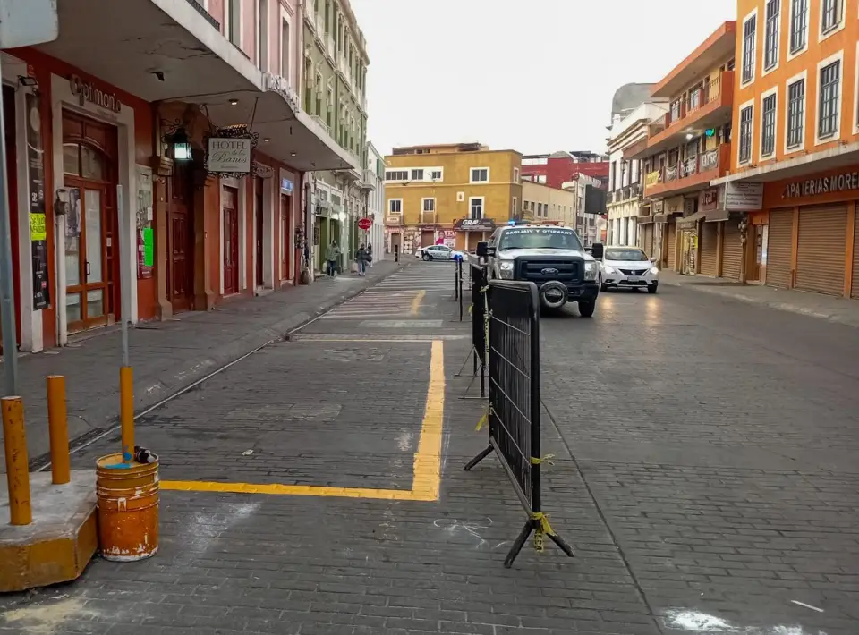El centro de Pachuca recibe balizaje para reordenamiento vial