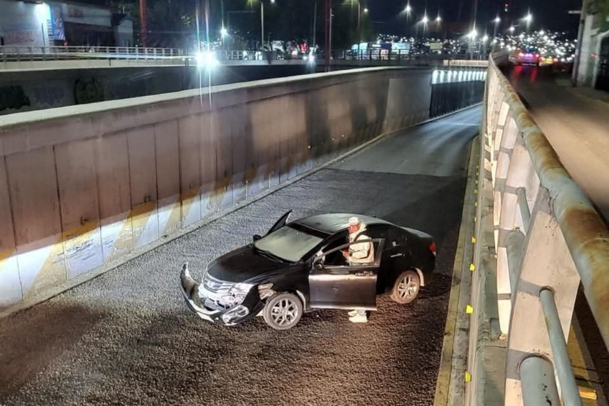 Conductor 'estrena' riego de sello en el Río de las Avenidas