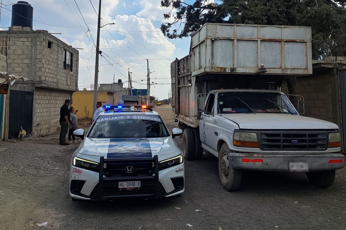 Camión de recolección de basura tiraba los desechos en la vía pública de Pachuca