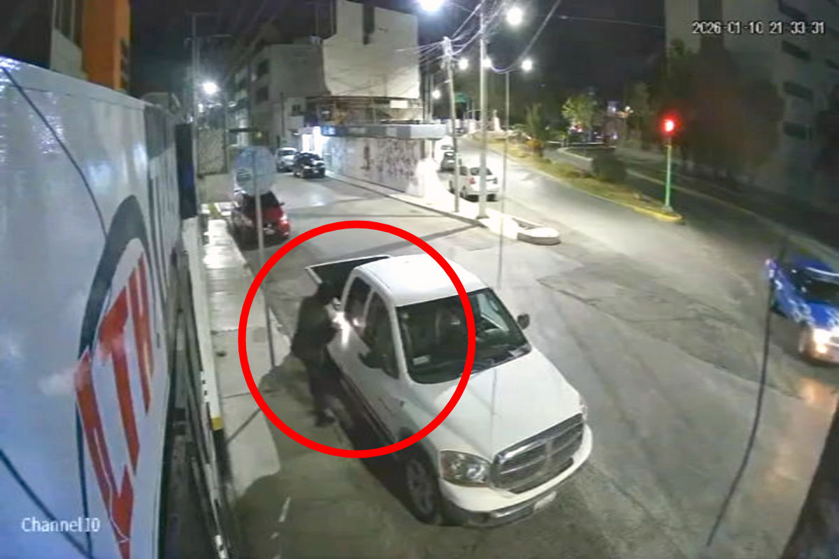 En cuestión de segundos, sujeto consuma robo en zona de cristalazos en Pachuca (video)