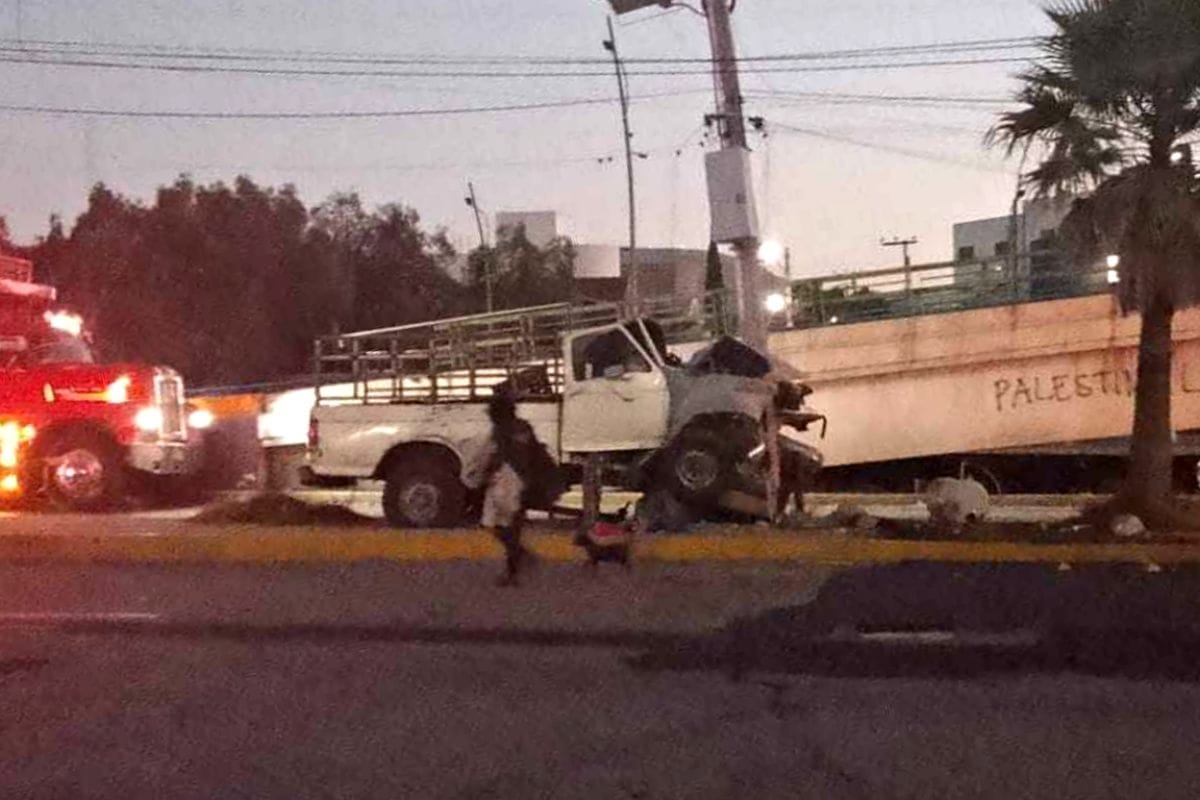 Camioneta se estampa contra un poste en bulevar Colosio