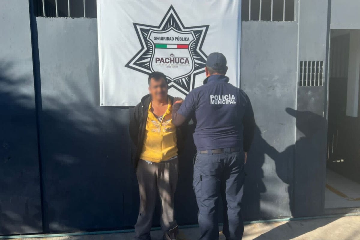 Detienen a sujeto por beber en la vía pública en Pachuca y resultó con orden de aprehensión por abuso