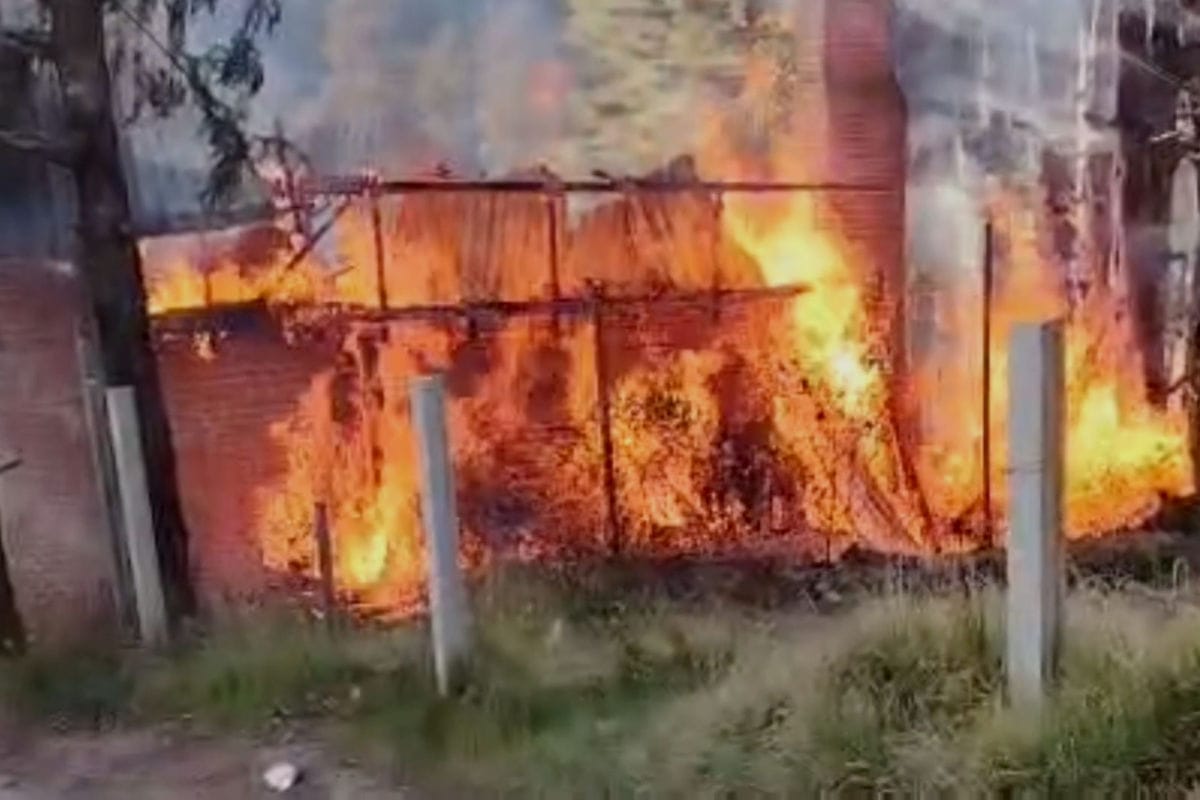 Dejaron encendida la chimenea y ardió la cabaña entera; ocurrió en Mineral del Chico (video)