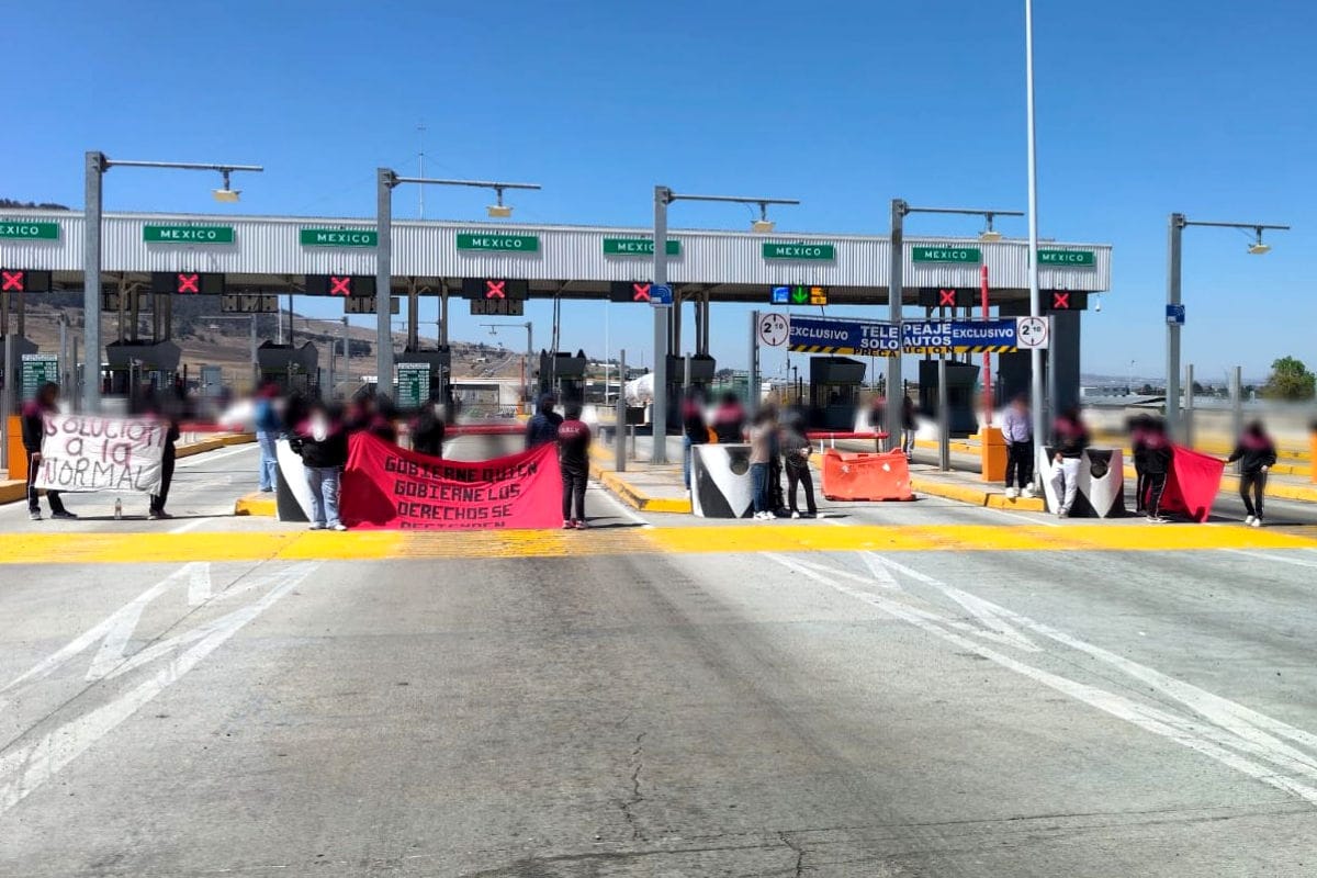 Estudiantes de El Mexe se manifiestan tomando caseta de autopista en Hidalgo
