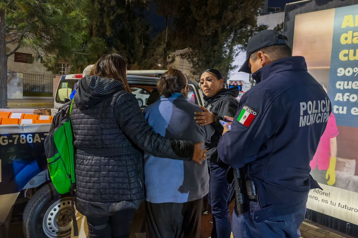 Aparece mujer desorientada en parque de Pachuca; policía la rescata
