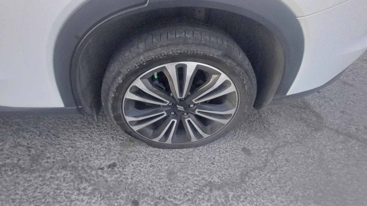 Peligro en la Supervía Colosio: reportan que junta metálica poncha llantas en puente de El Palmar