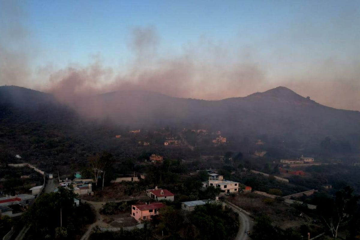 Habilitan refugio temporal por incendio forestal que azota a Ajacuba