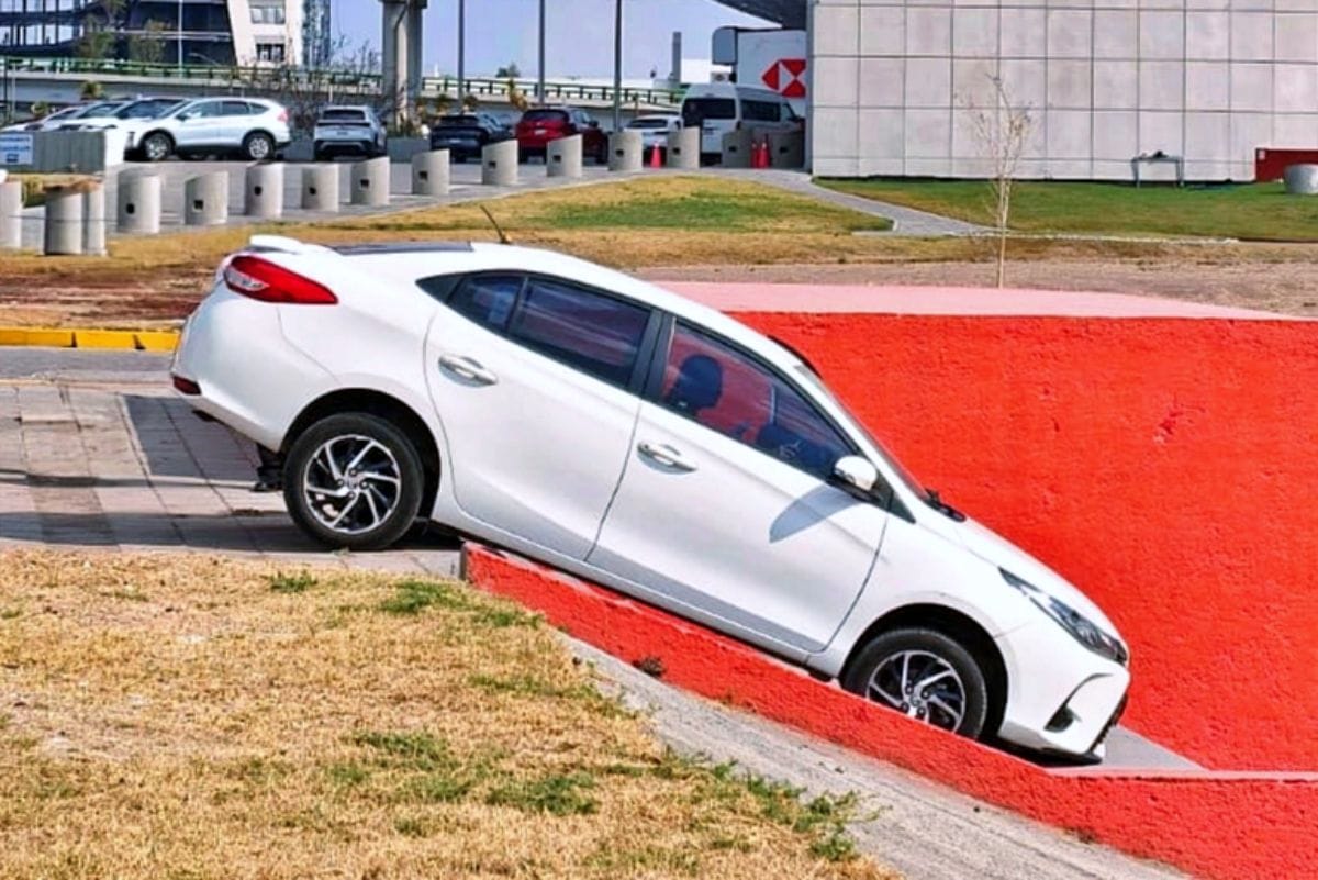 ¡Insólito! Conductora intenta bajar su auto por escaleras del Tuzoforum
