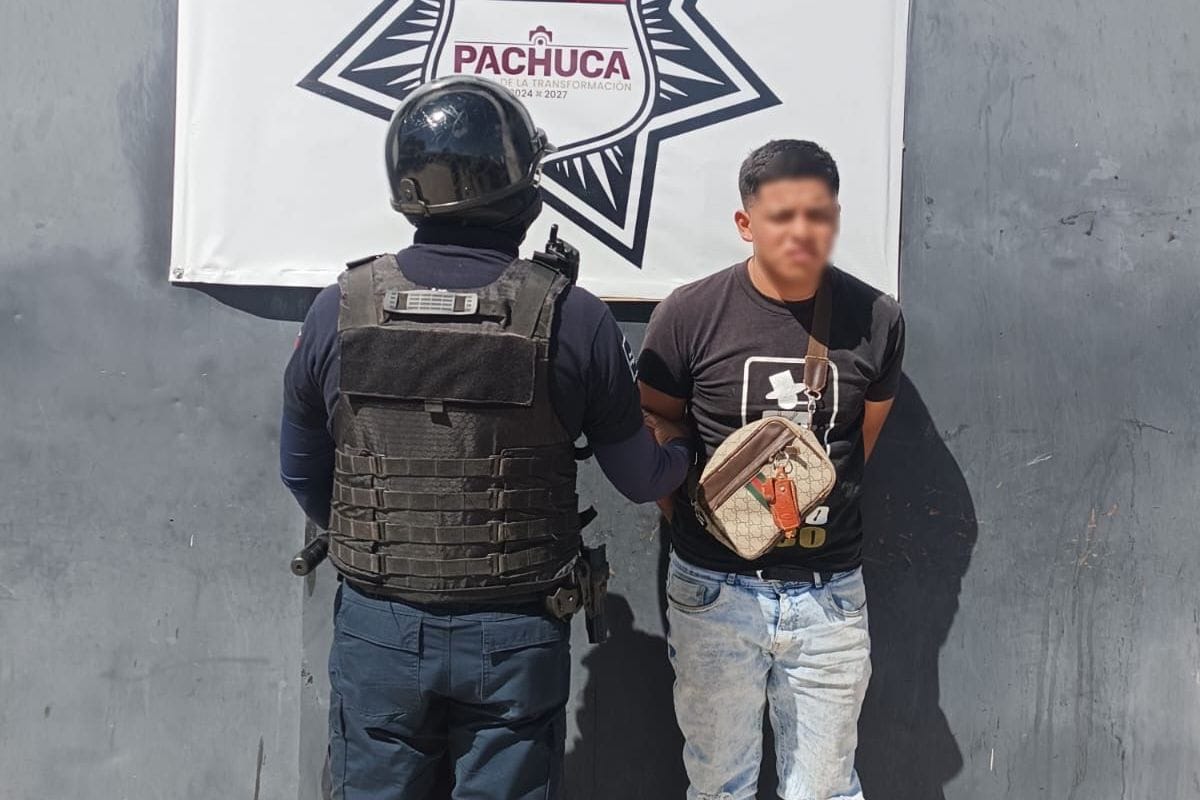 ¡Todo mal! En sentido contrario, sin casco, con motocicleta sin placas y con reporte de robo en Pachuca