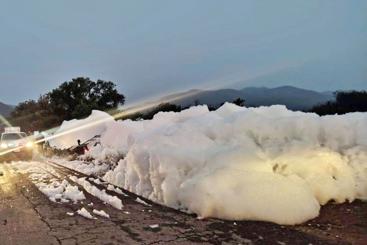 Aparece densa acumulación de espuma invadiendo carretera de Hidalgo
