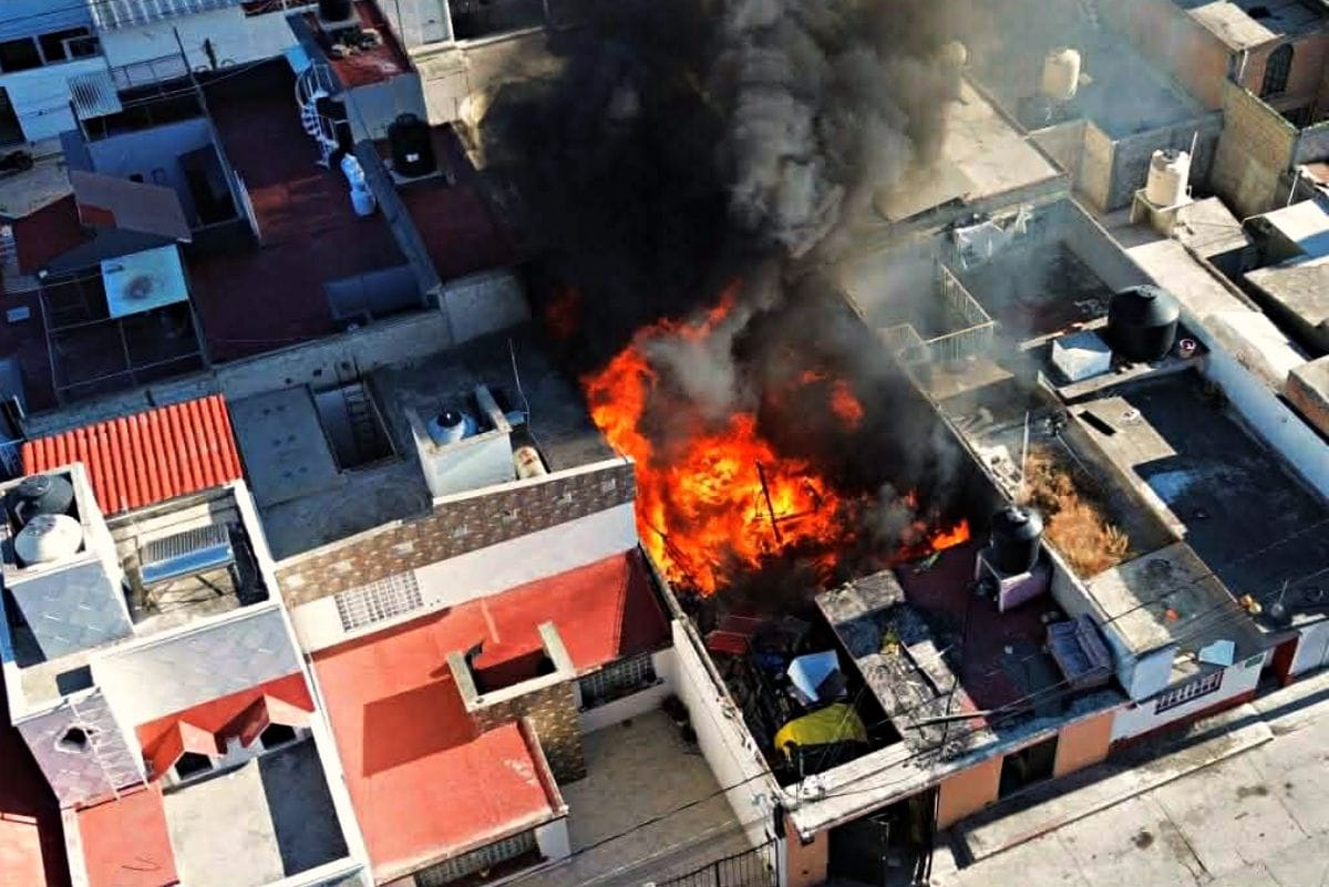 Incendio en vivienda de Pachuca moviliza a cuerpos de emergencia