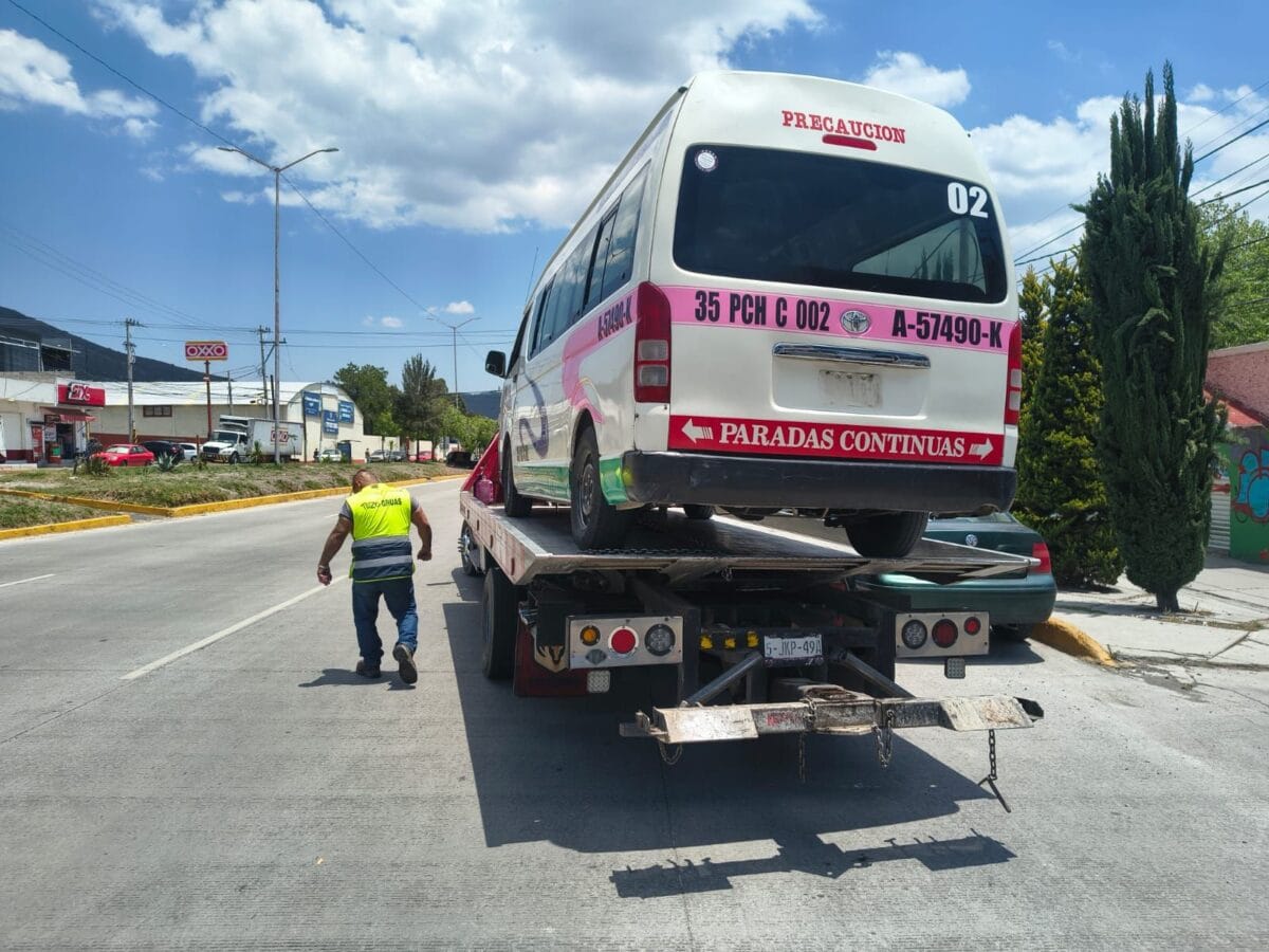 Chofer de transporte público amenaza con machete a conductor en Pachuca | VIDEO