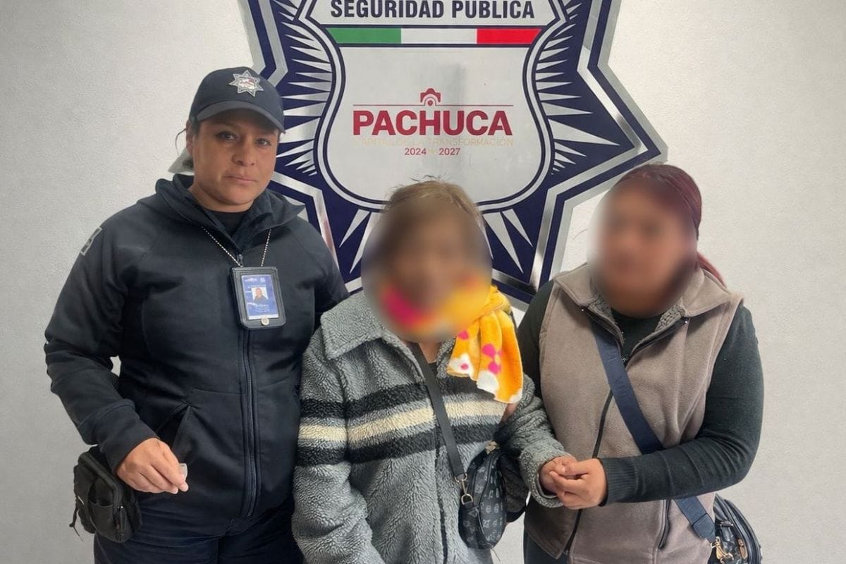 Policía de Pachuca rescata a adulta mayor encontrada desorientada en Plaza del Valle