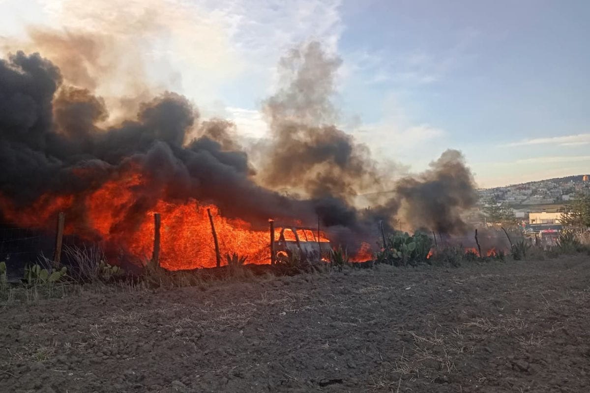 Violento enfrentamiento entre policías y huachicoleros deja un fallecido y una camioneta calcinada