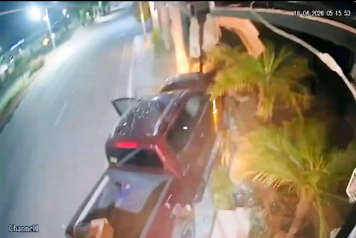 ¡Impactante! Camioneta se estrella contra restaurante bar en Pachuca (video)