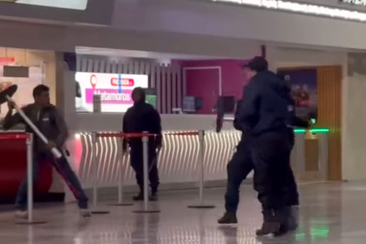 Pasajero enloquece tras perder su transporte y ataca a policía en la Central de Autobuses de Pachuca (video)