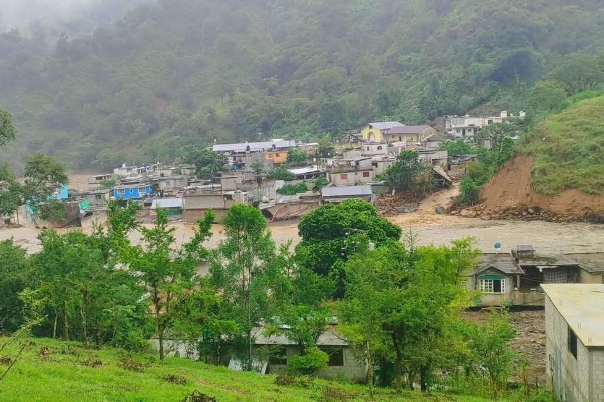 Crecimiento de río en Tianguistengo obliga a evacuar familias