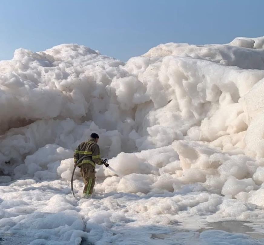 ¡Impresionante! Densa espuma tóxica invade y bloquea carretera de Hidalgo