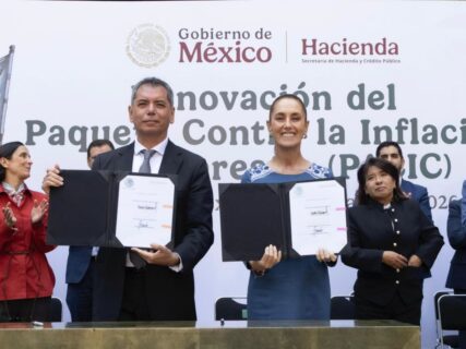 Sheinbaum y empresarios contra la inflación: acuerdan no subir el precio de la canasta básica