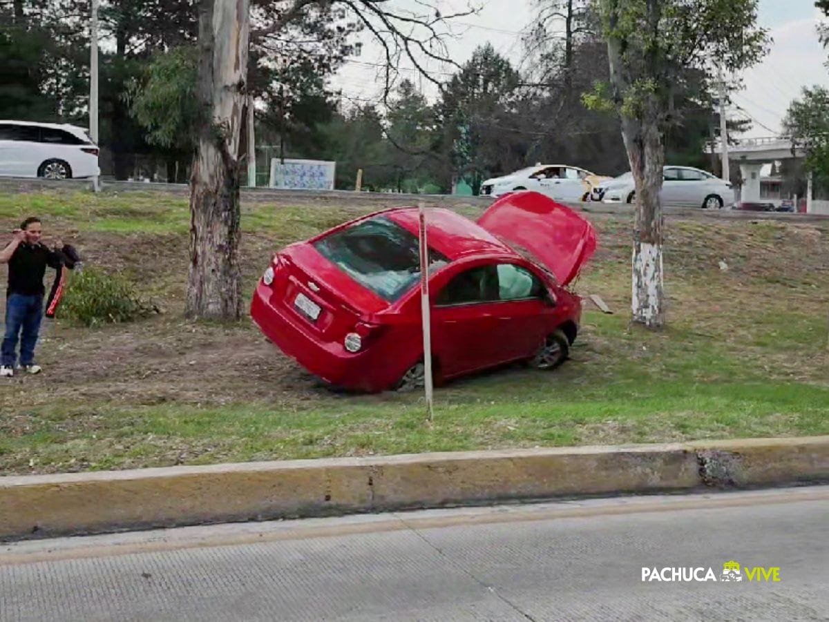 Aparatoso accidente en el bulevar Felipe Ángeles, al sur de Pachuca (video)