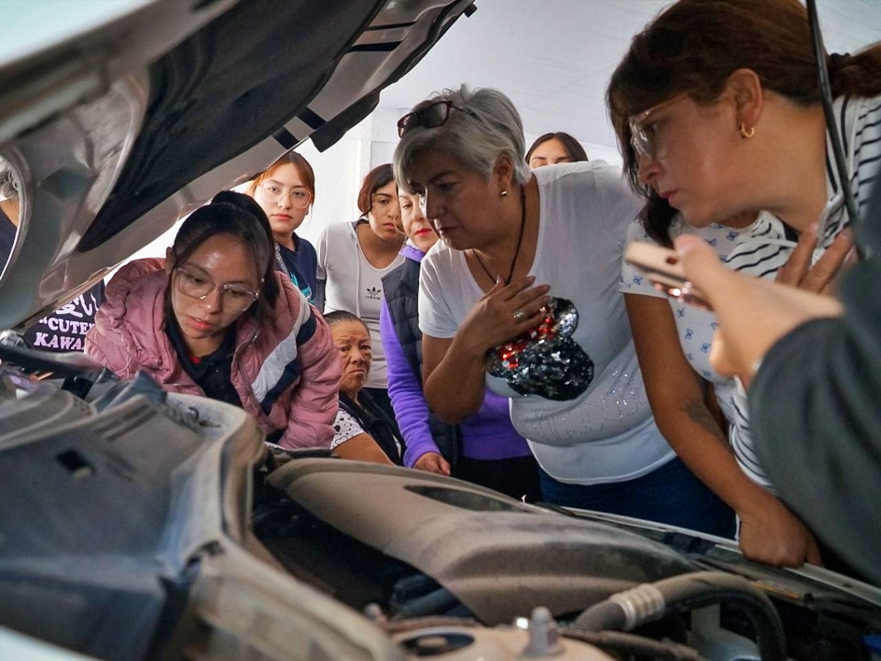 Mujeres de Pachuca le entran a la mecánica con talleres organizados por el municipio
