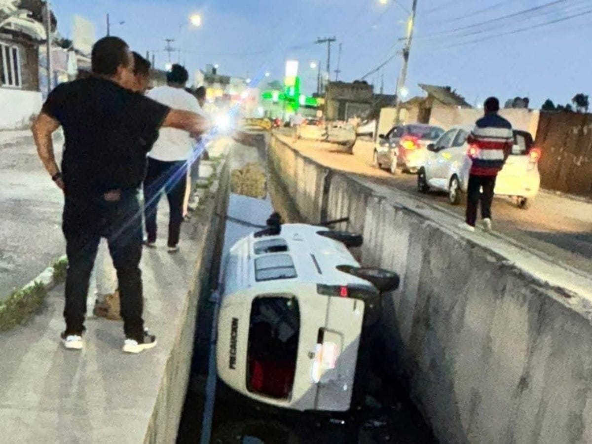 Urvan vuelca y acaba en el dren pluvial en Los Tuzos