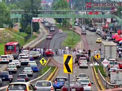 Caos vial en Pachuca por protesta de trabajadores de la salud en el ISSSTE