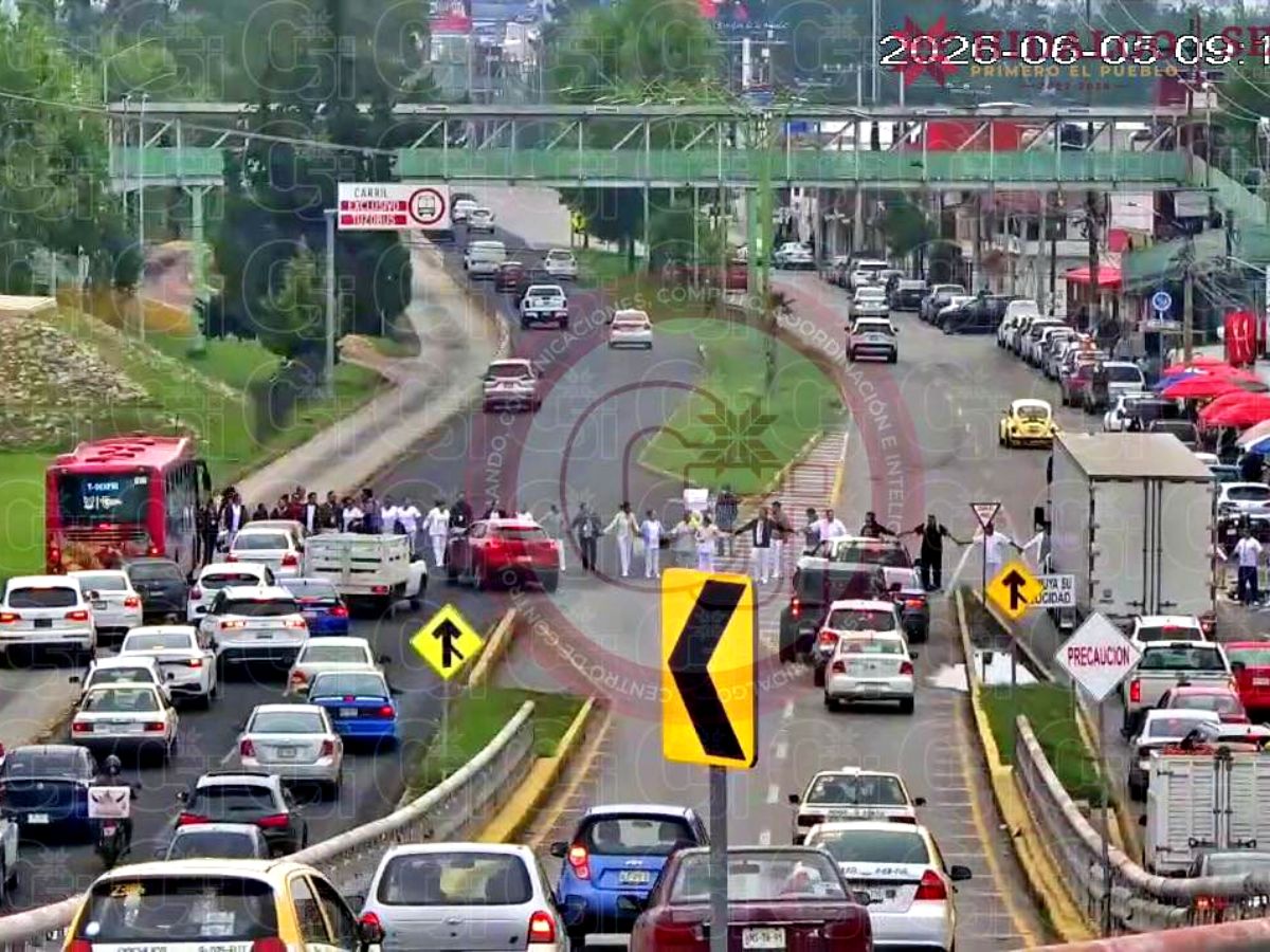 Caos vial en Pachuca por protesta de trabajadores de la salud en el ISSSTE