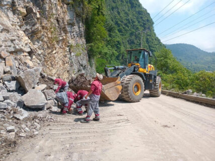 Continúa el despliegue de maquinaria pesada para liberar carreteras afectadas por lluvias en Hidalgo