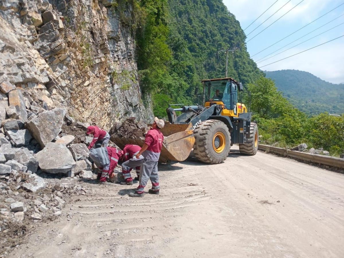 Continúa el despliegue de maquinaria pesada para liberar carreteras afectadas por lluvias en Hidalgo
