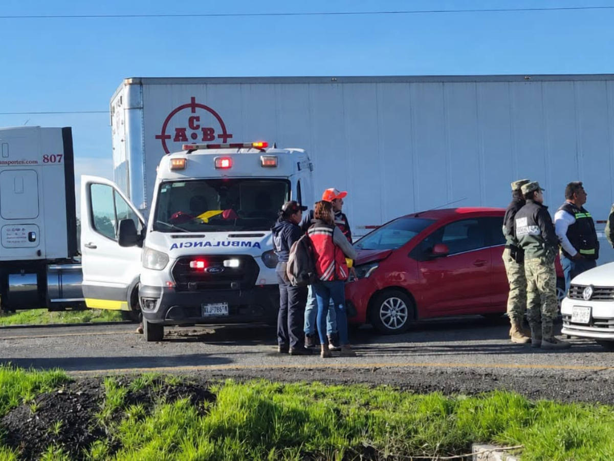 Impactan ambulancia y auto particular en la autopista México-Pachuca