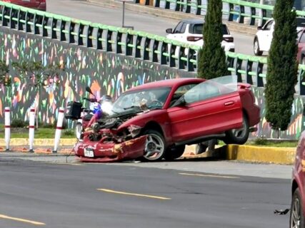 Aparatoso accidente frente a estación del Tuzobús en el bulevar Felipe Ángeles (video)
