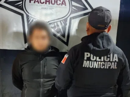 Detienen a un hombre por causar daños en un negocio sobre el Río de las Avenidas