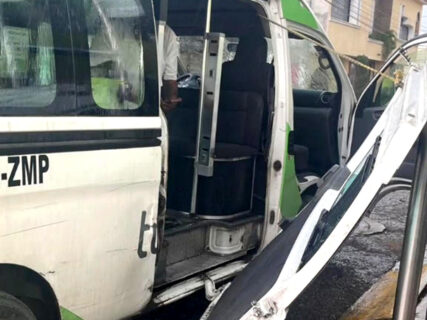 Alimentadora del Tuzobús se queda sin puerta en plena ruta por "fuerza excesiva"