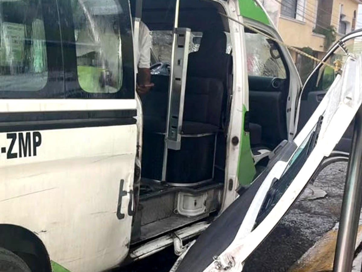 Alimentadora del Tuzobús se queda sin puerta en plena ruta por "fuerza excesiva"