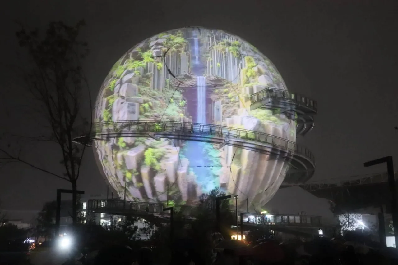 Familias desafían la lluvia en Pachuca para disfrutar del videomapping mundialista